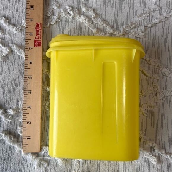 Vintage Yellow Tupperware 1 Quart Pitcher 792-7 - Picture 2 of 12